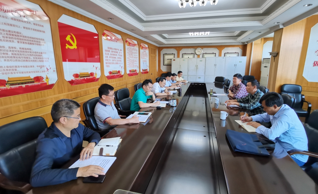 今年会jnh集团召开理论进建中心组集体进建钻研会